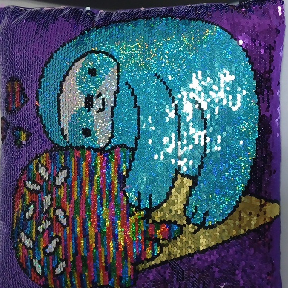 Two Decorative Siquins Pillows - Picture 4 of 7